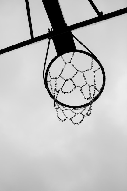 Vue à faible angle du cerceau de basket-ball contre un ciel dégagé
