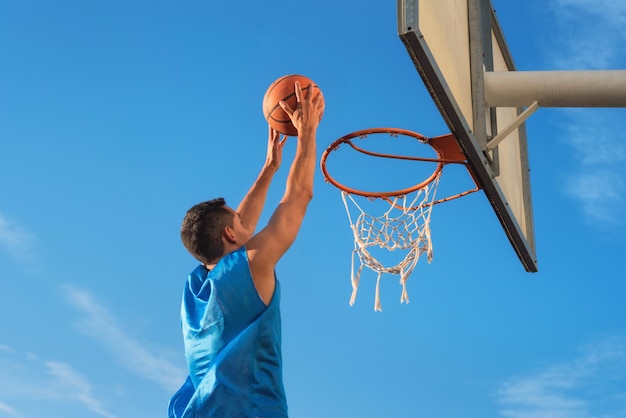 Vue à faible angle du cerceau de basket-ball contre le ciel