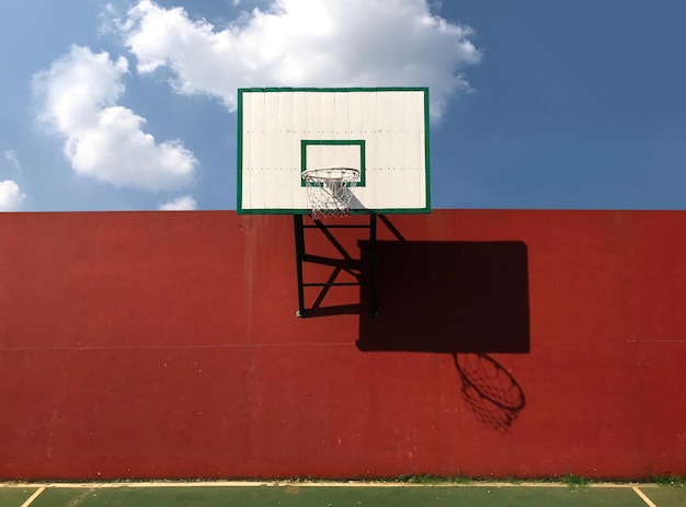 Vue à faible angle du cerceau de basket-ball contre le ciel