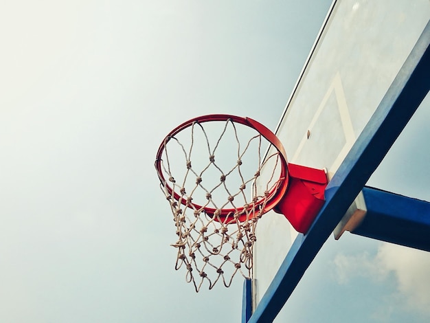 Vue à faible angle du cerceau de basket-ball contre le ciel
