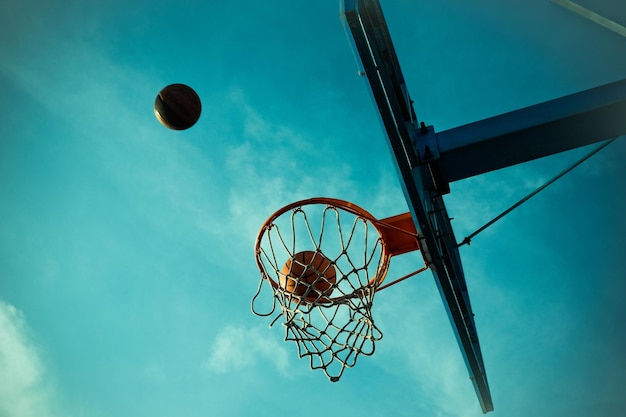 Vue à faible angle du cerceau de basket-ball contre le ciel