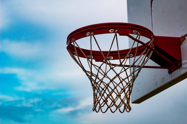 Vue à faible angle du cerceau de basket-ball contre le ciel