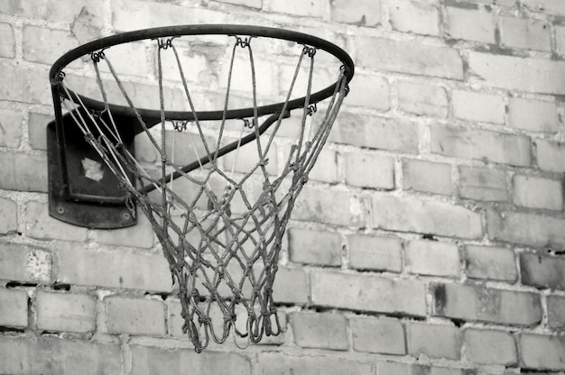 Photo vue à faible angle du cerceau de basket-ball contre le mur