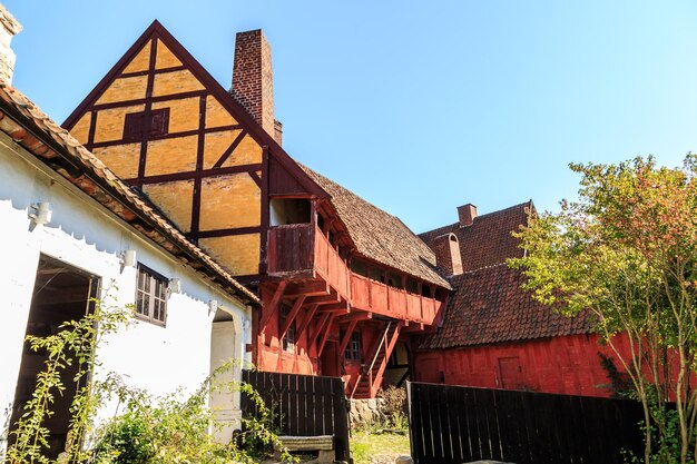 Vue à faible angle du chalet contre le ciel