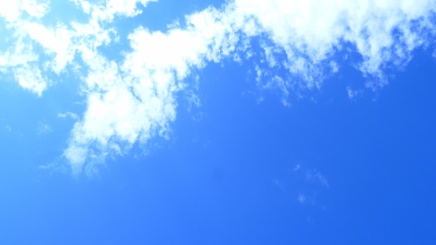 Photo vue à faible angle du ciel bleu par une journée ensoleillée