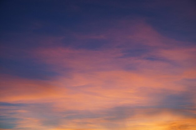 Photo vue à faible angle du ciel nuageux au coucher du soleil