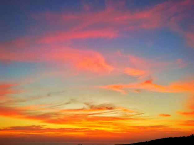 Photo vue à faible angle du ciel nuageux au coucher du soleil