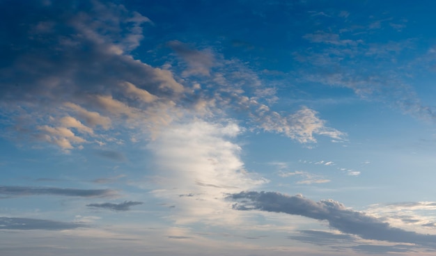 Vue à faible angle du ciel nuageux au coucher du soleil