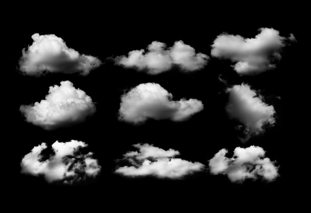 Vue à faible angle du ciel nuageux sur fond noir