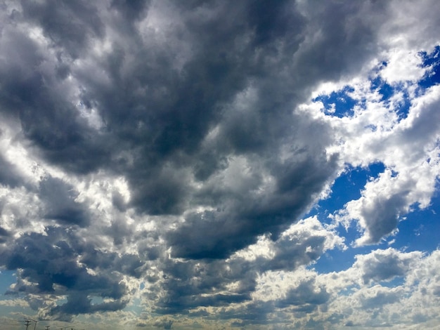 Photo vue à faible angle du ciel nuageux