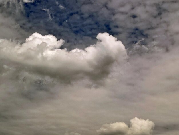 Photo vue à faible angle du ciel nuageux