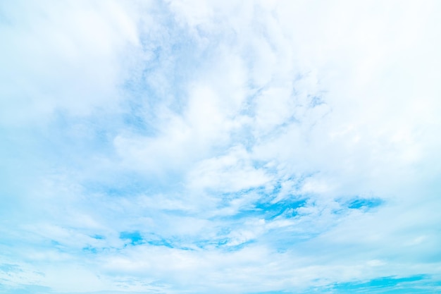 Vue à faible angle du ciel nuageux