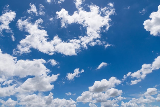 Vue à faible angle du ciel nuageux
