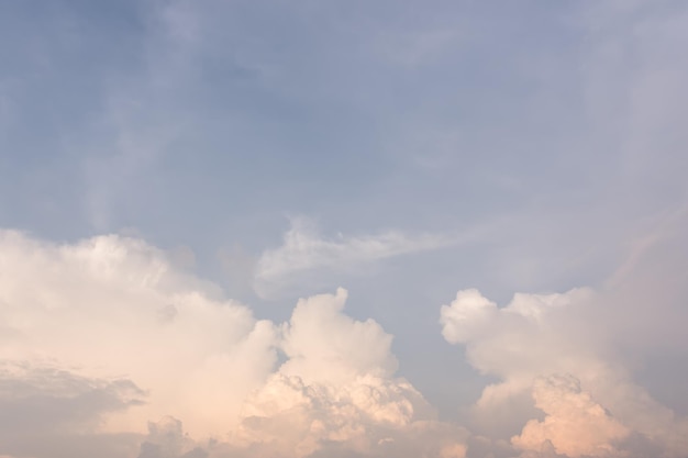 Vue à faible angle du ciel nuageux