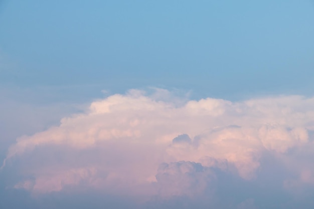 Vue à faible angle du ciel nuageux