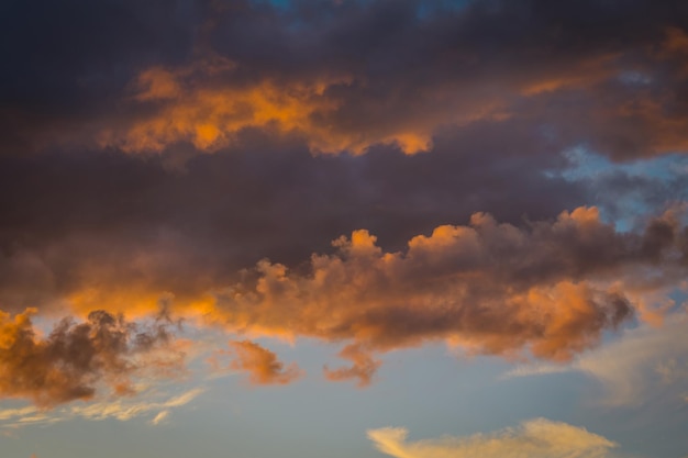 Vue à faible angle du ciel spectaculaire au coucher du soleil