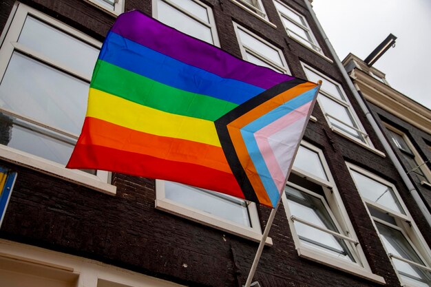 Vue à faible angle du drapeau américain contre le bâtiment