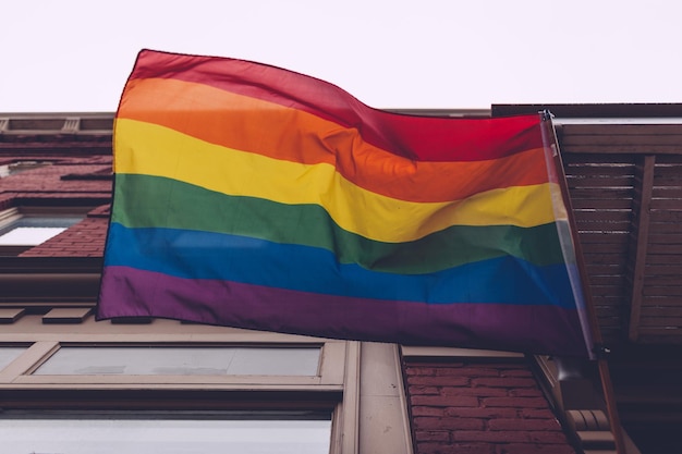Vue à faible angle du drapeau sur le bâtiment contre le ciel