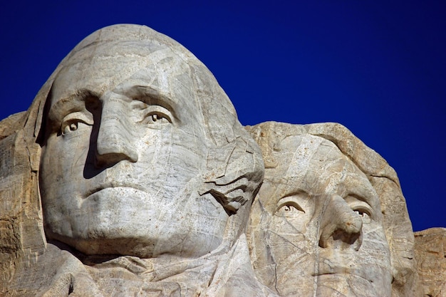 Vue à faible angle du monument national du mont Rushmore contre un ciel clair