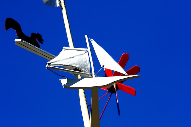 Vue à faible angle du moulin à vent sur un ciel bleu clair
