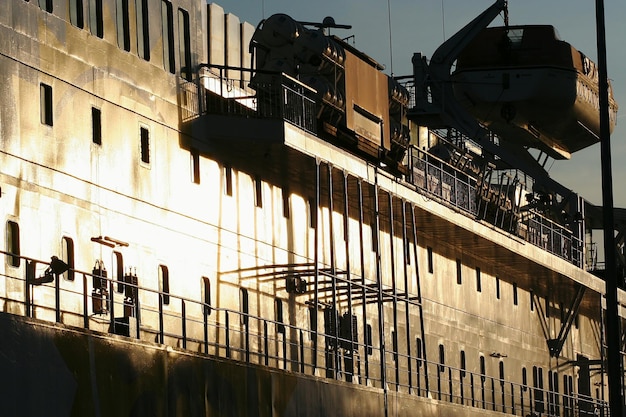 Vue à faible angle du navire de croisière au crépuscule