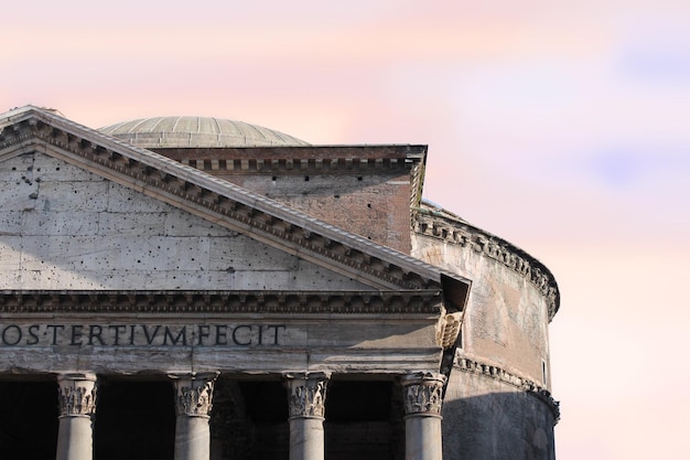 Photo vue à faible angle du panthéon sur le ciel rose à rome