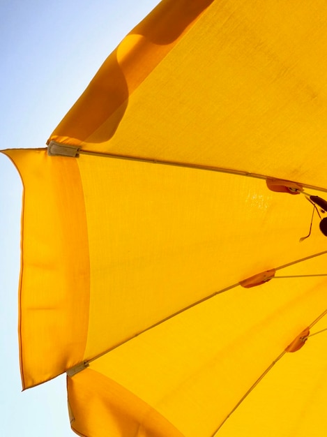 Photo vue à faible angle du papier jaune contre le ciel