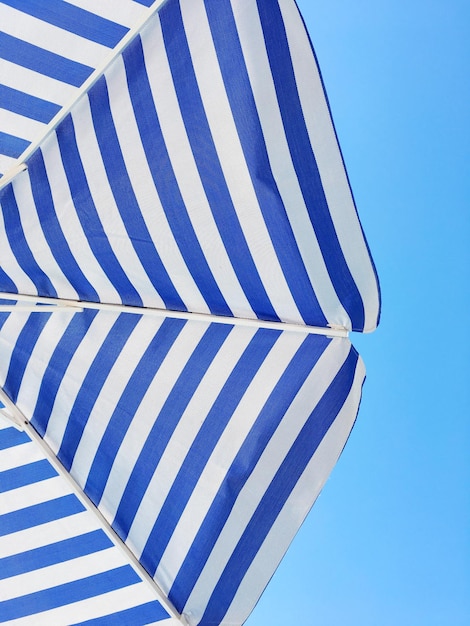 Vue à faible angle du parapluie bleu sur un ciel dégagé