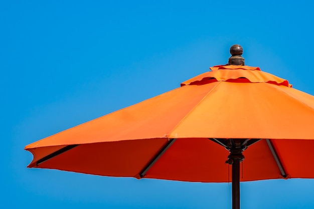 Photo vue à faible angle du parapluie sur un ciel bleu clair