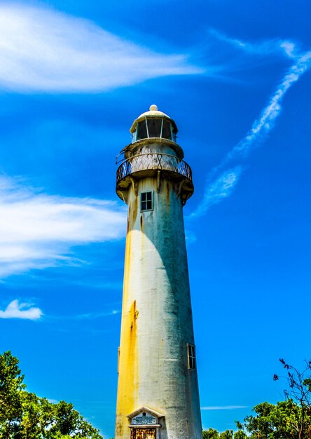 Photo vue à faible angle du phare contre le ciel bleu