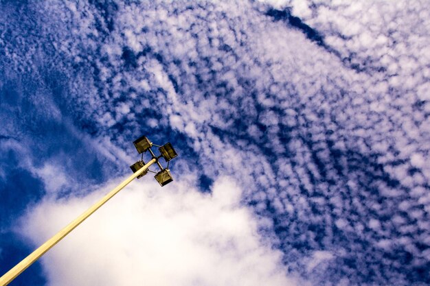 Photo vue à faible angle du projecteur sur un ciel nuageux