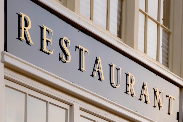 Photo vue à faible angle du restaurant de texte sur le mur du bâtiment