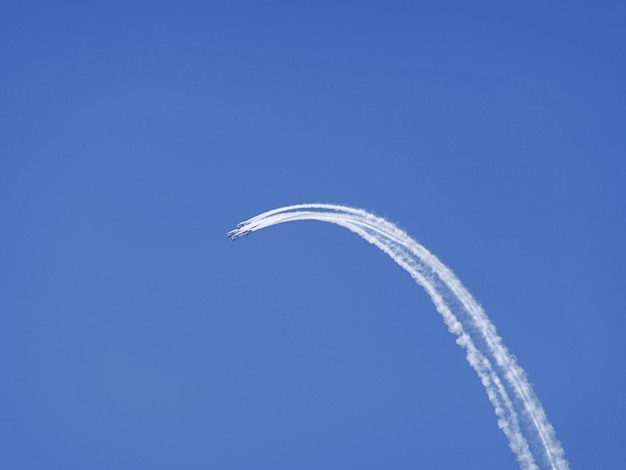 Photo vue à faible angle du spectacle aérien sur un ciel bleu clair