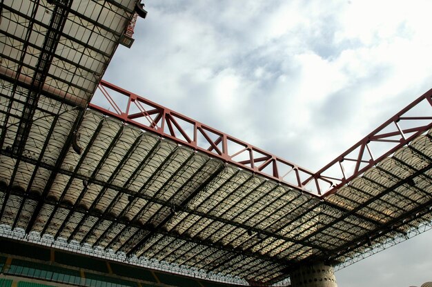 Vue à faible angle du stade de San Siro contre le ciel de la ville