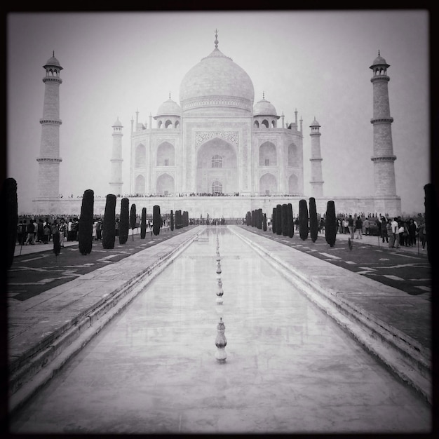 Vue à faible angle du Taj Mahal