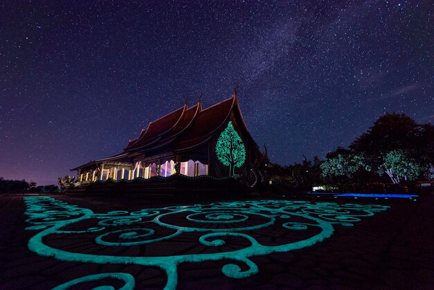 Vue à faible angle du temple éclairé contre le champ d'étoiles la nuit