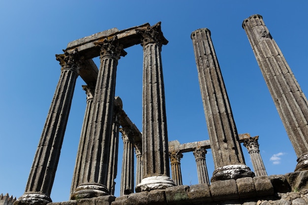 Vue à faible angle du temple romain d'Evora contre le ciel
