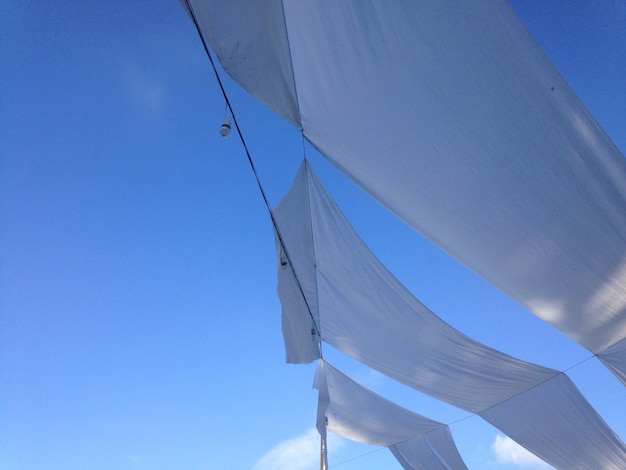 Vue à faible angle du tissu sur la corde contre le ciel