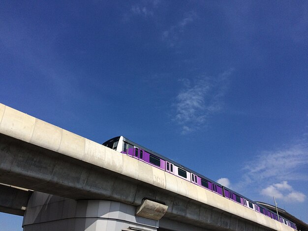 Vue à faible angle du train sur le pont contre le ciel