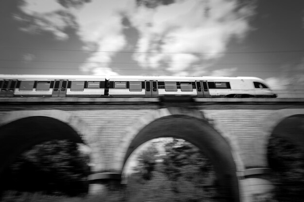 Photo vue à faible angle du train sur le pont contre le ciel