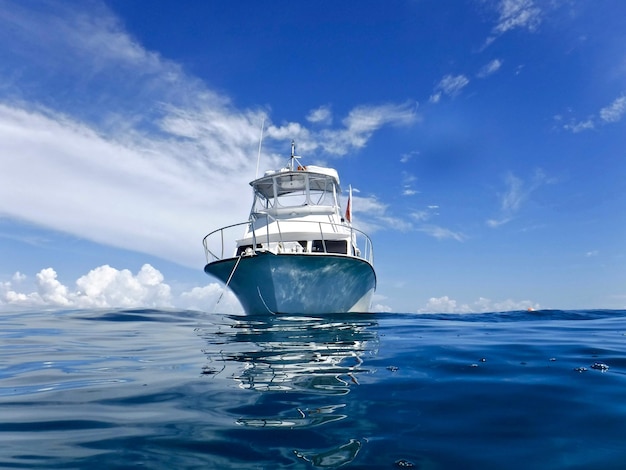 Vue à faible angle du yacht amarré en mer contre le ciel bleu