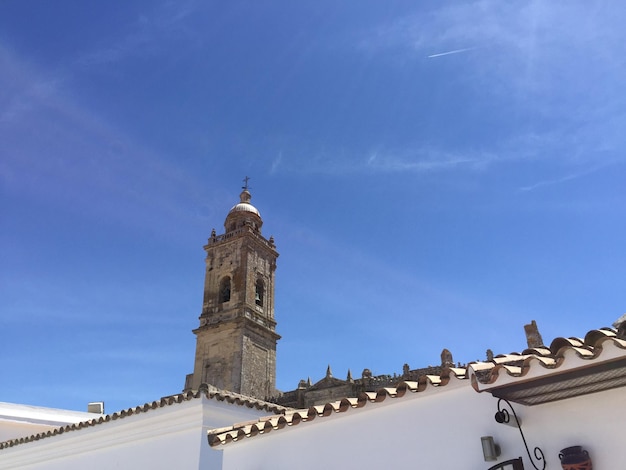 Vue à faible angle de l'église maire santa maria la coronada contre le ciel