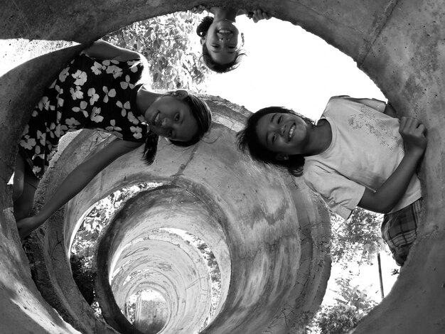 Photo vue à faible angle d'enfants souriants contre le ciel