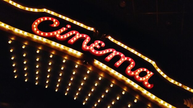 Photo vue à faible angle de l'enseigne de cinéma au néon la nuit