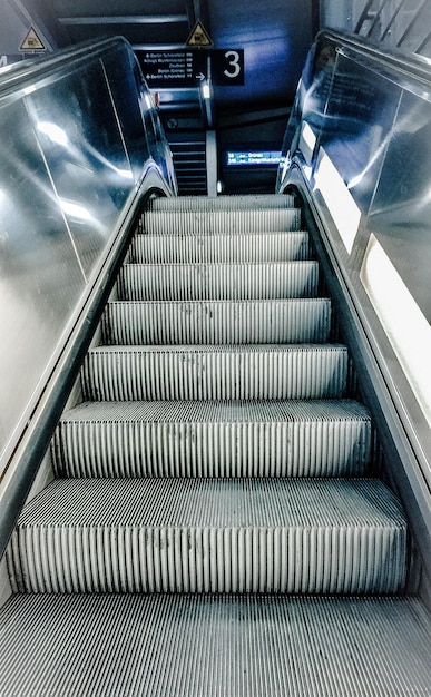 Vue à faible angle de l'escalier mécanique d'une station de métro