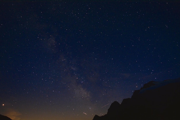 Vue à faible angle des étoiles dans le ciel la nuit