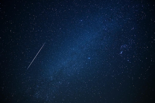Vue à faible angle des étoiles dans le ciel