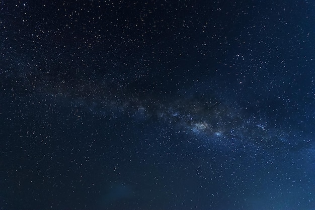 Vue à faible angle des étoiles dans le ciel