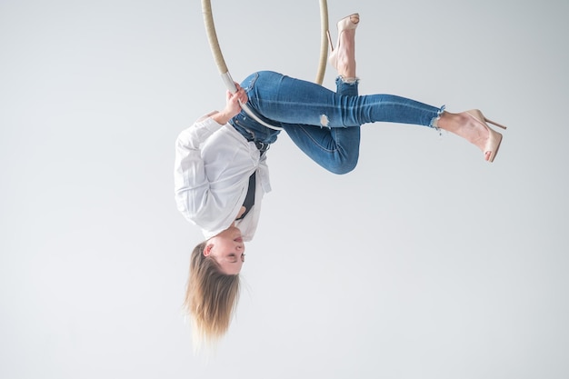 Vue à faible angle d'une femme tenant un parapluie contre un ciel clair