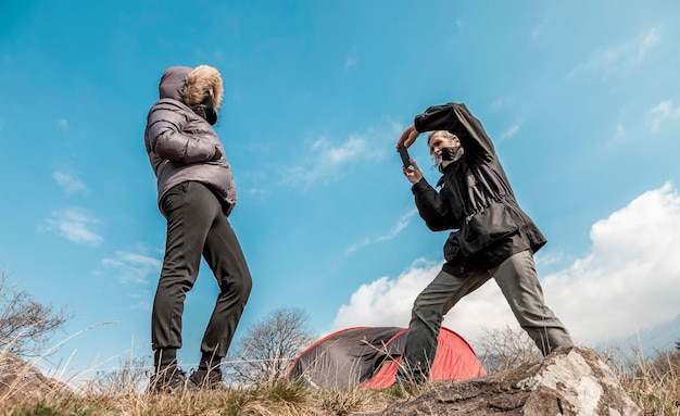 Vue à faible angle des gens debout sur le terrain contre le ciel